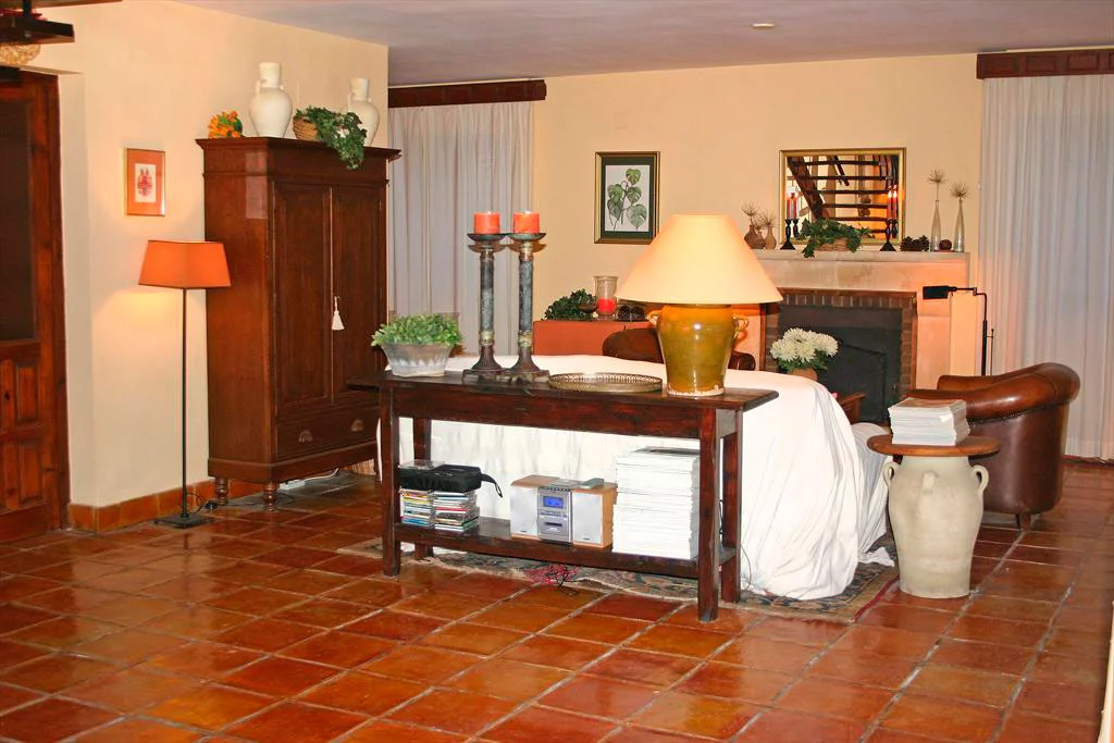Sala de estar con chimenea Quality Rent a Villa