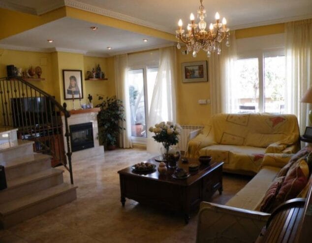 salon con chimenea adal inmobiliaria