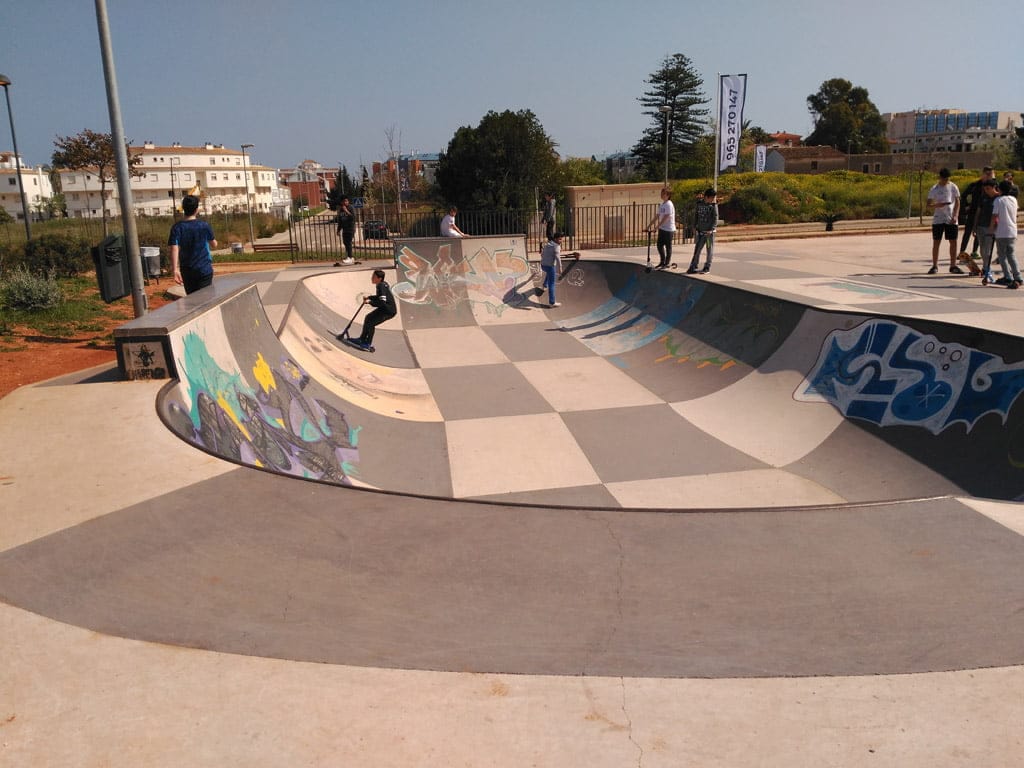 El deporte tomó durante un día las instalaciones del IES Número 3 de Dénia 1 skate en el ies numero 3