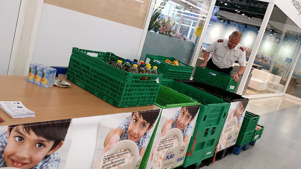 Stand de recogida de alimentos en Carrefour Dénia