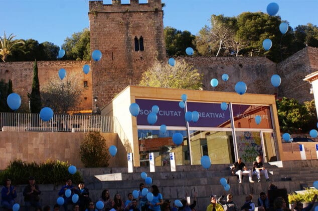 suelta de globos en la plaza del consell
