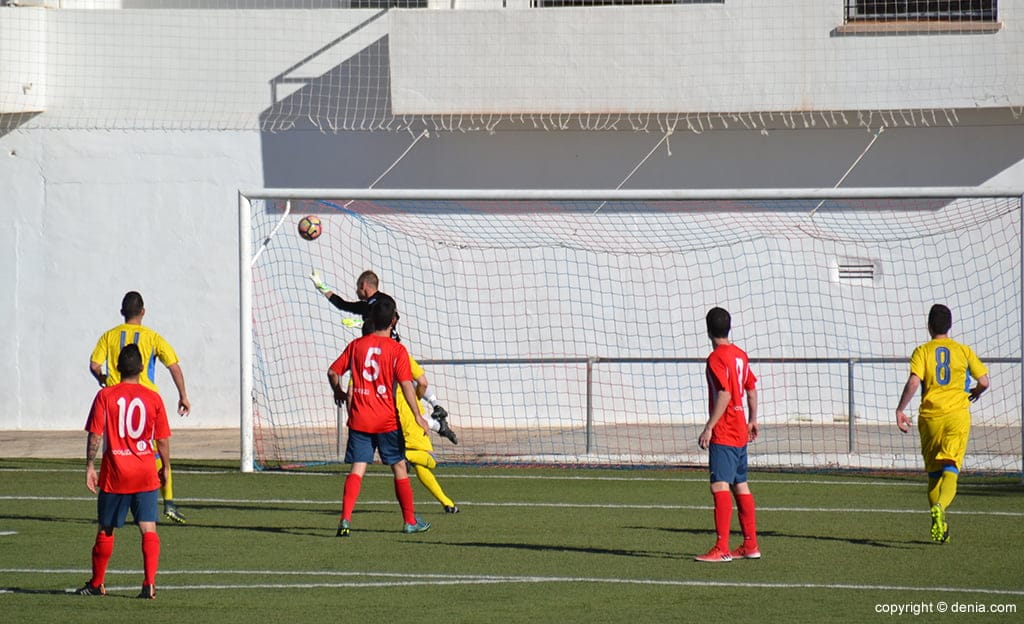 El CD Dénia se llevó el derbi comarcal ante el Pego CF (1-2) 2 tiro al travesano de panucci