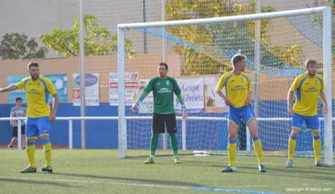 tonet rodeado de defensas del cd denia