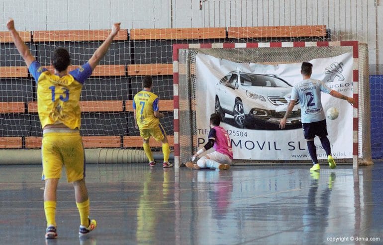 Toni Tent marcando el primer gol