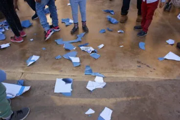Trozos rotos de la pancarta