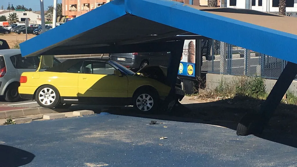 Un coche se sale de la carretera a la entrada de Dénia 1 un coche se empotra en las instalaciones de ford