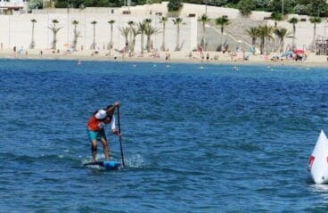 un palista sobre la tabla de surf