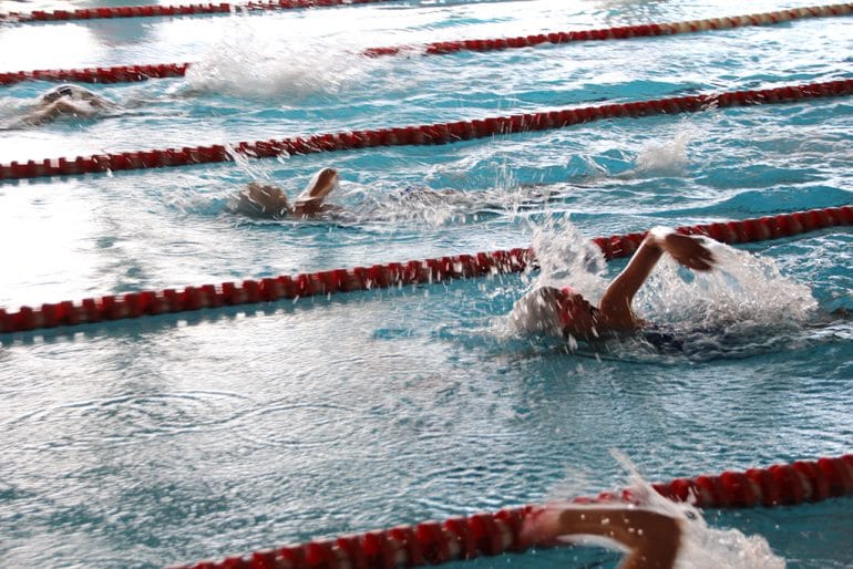 Una de las carreras en la piscina