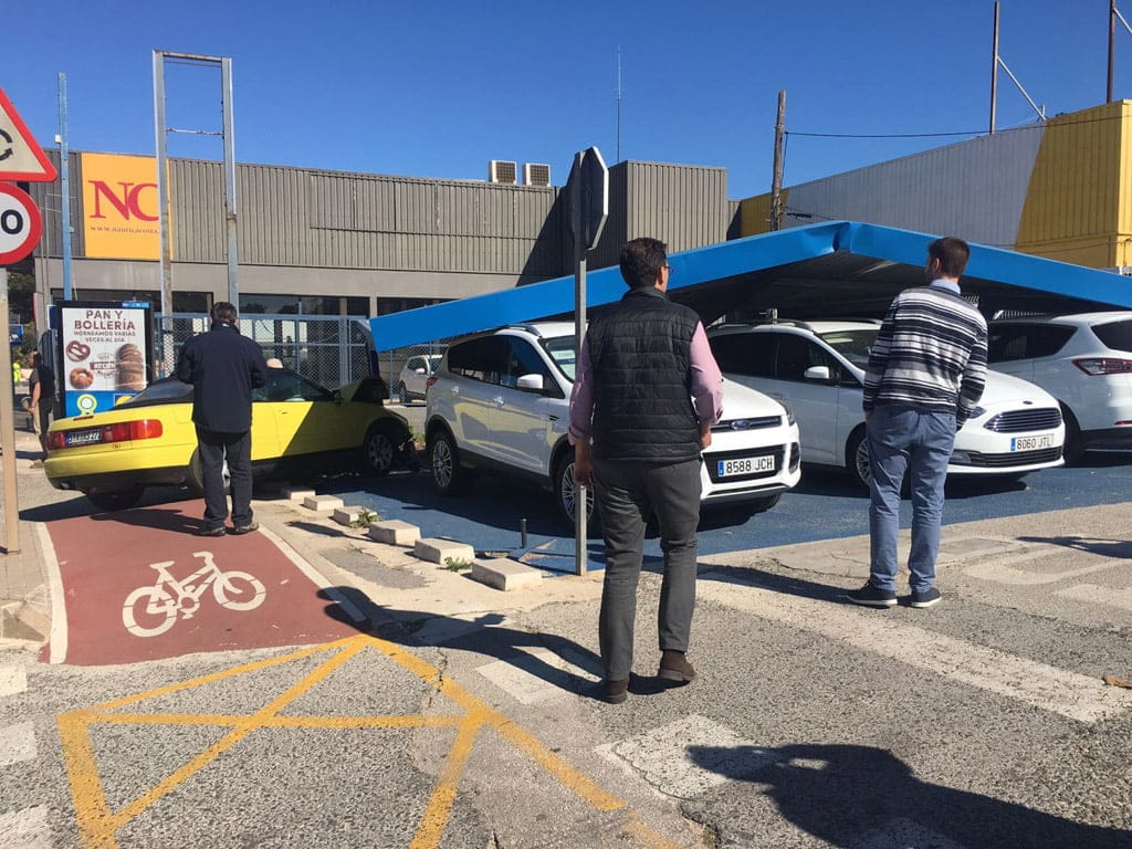 vehiculo accidentado en la entrada de denia