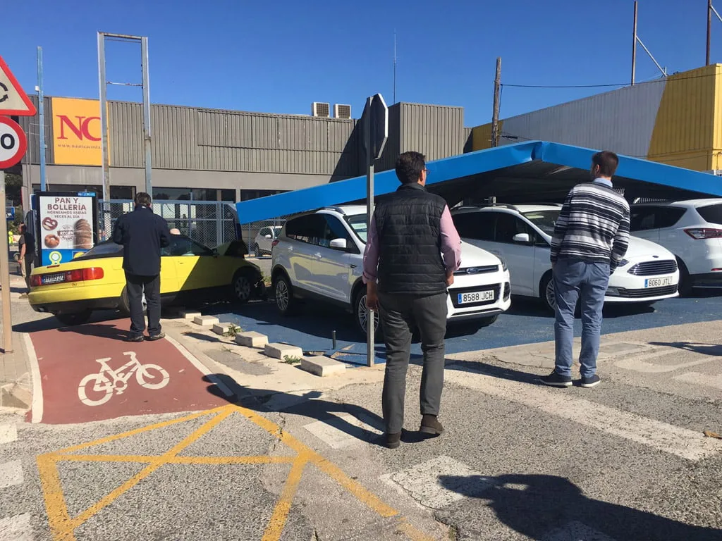 Un coche se sale de la carretera a la entrada de Dénia 2 vehiculo accidentado en la entrada de denia