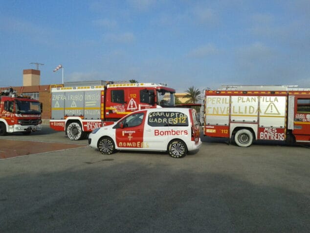Pintadas para reivindicar mejoras en las condiciones laborales del Parque Comarcal de Bomberos 6 vehiculos de los bomberos de denia pintados