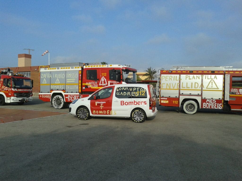 Pintadas para reivindicar mejoras en las condiciones laborales del Parque Comarcal de Bomberos 2 vehiculos de los bomberos de denia pintados