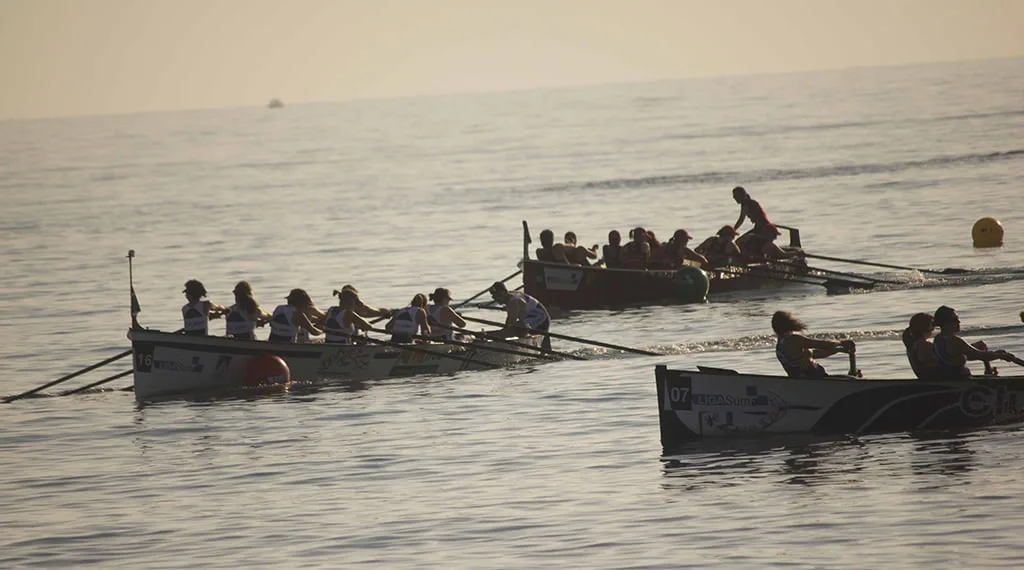 La compensación de tiempo evitó el triunfo de los veteranos del Club Rem Marina de Dénia 1 virada en una regata femenina en denia