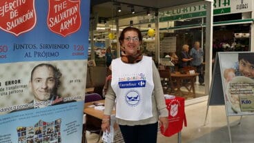 voluntaria recogiendo alimentos