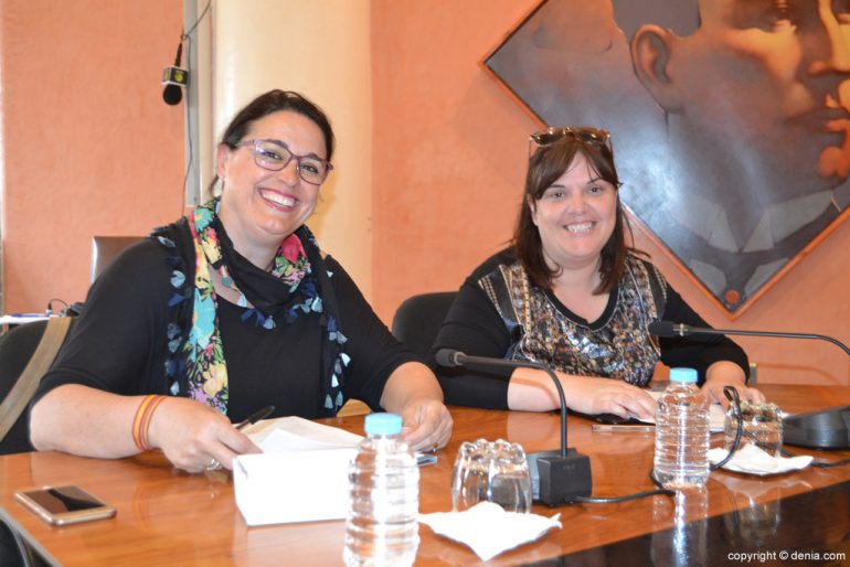 Isabel Gallego y Cristina Morera en el pleno infantil de Dénia