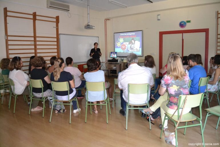 Jornada de puertas abiertas en el colegio Raquel Payá - Charla sobre ciberdelincuencia