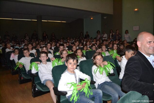 Alumnos del colegio Maristas e Inma Serrano cantan por África 4 03 presentacion de los tambores hablan alumnos del colegio maristas de denia