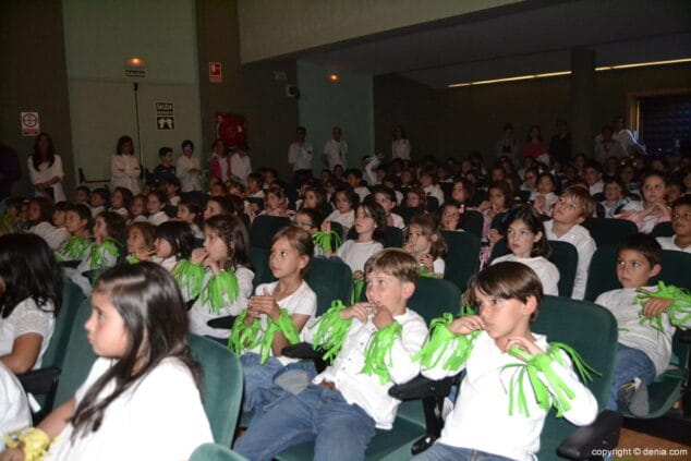 Alumnos del colegio Maristas e Inma Serrano cantan por África 5 04 presentacion de los tambores hablan estudiantes del colegio maristas