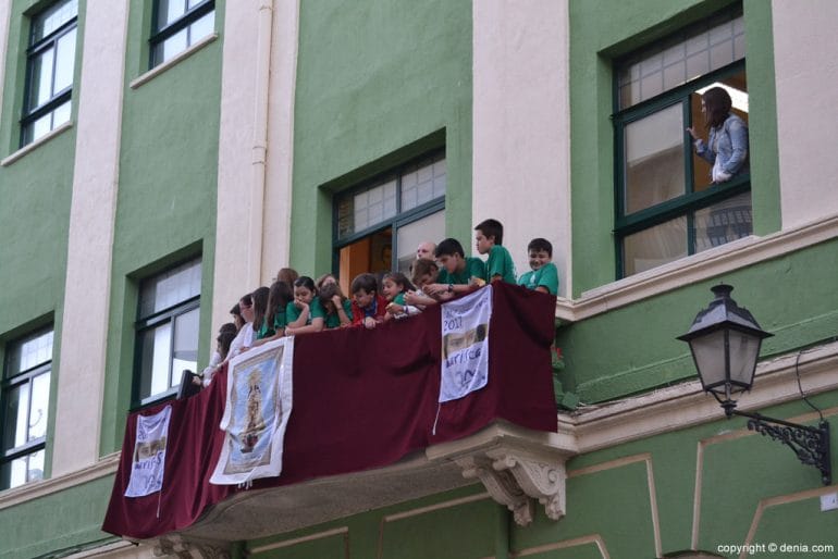 Procesión de la Mare de Déu dels Desemparats 2017 - Niños en el balcón del colegio Maristas