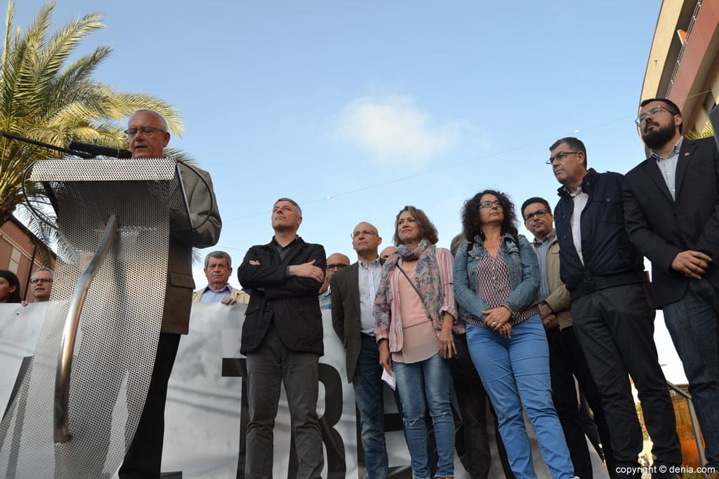 08 concentracion volem el tren alcalde de denia