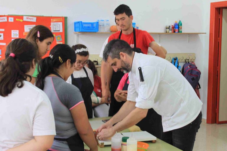 Jornada de puertas abiertas en el colegio Raquel Payá - Curso de cocina