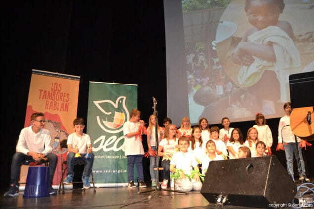 Alumnos del colegio Maristas e Inma Serrano cantan por África 14 13 presentacion de los tambores hablan alumnos en el escenario