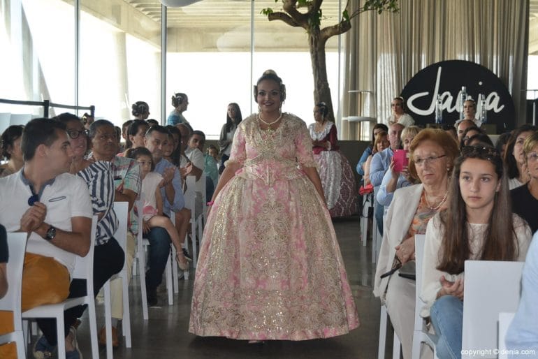 Desfile de candidatas a falleras mayores de Dénia 2018 - Pilar Ramírez