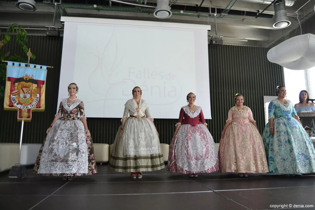 Dénia elige esta noche a las Falleras Mayores de la ciudad para 2018 3 23 desfile de candidatas a falleras mayores de denia 2018 candidatas en el escenario 1