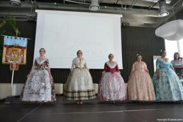 Desfile de candidatas a falleras mayores de Dénia 2018 – candidatas en el escenario