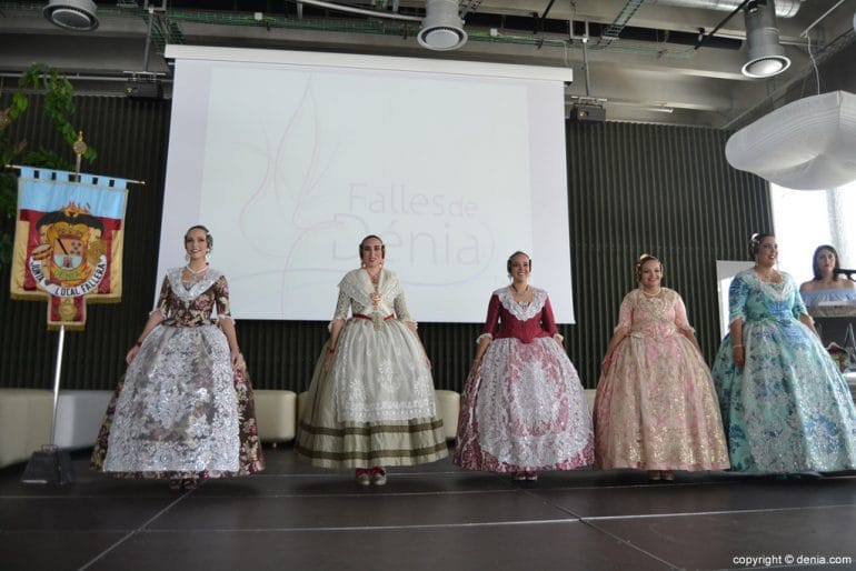 Desfile de candidatas a falleras mayores de Dénia 2018 - candidatas en el escenario