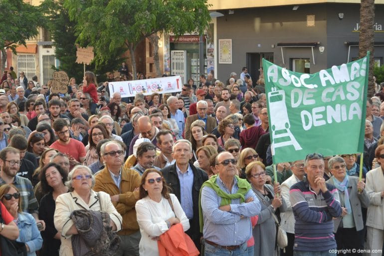 Concentración Volem el Tren - Amas de casa de Dénia