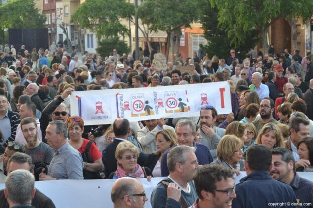27 concentracion volem el tren pancarta de oliva