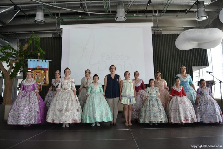 Desfile de candidatas a falleras mayores de Dénia 2018 - candidatas con falleras mayores 2017