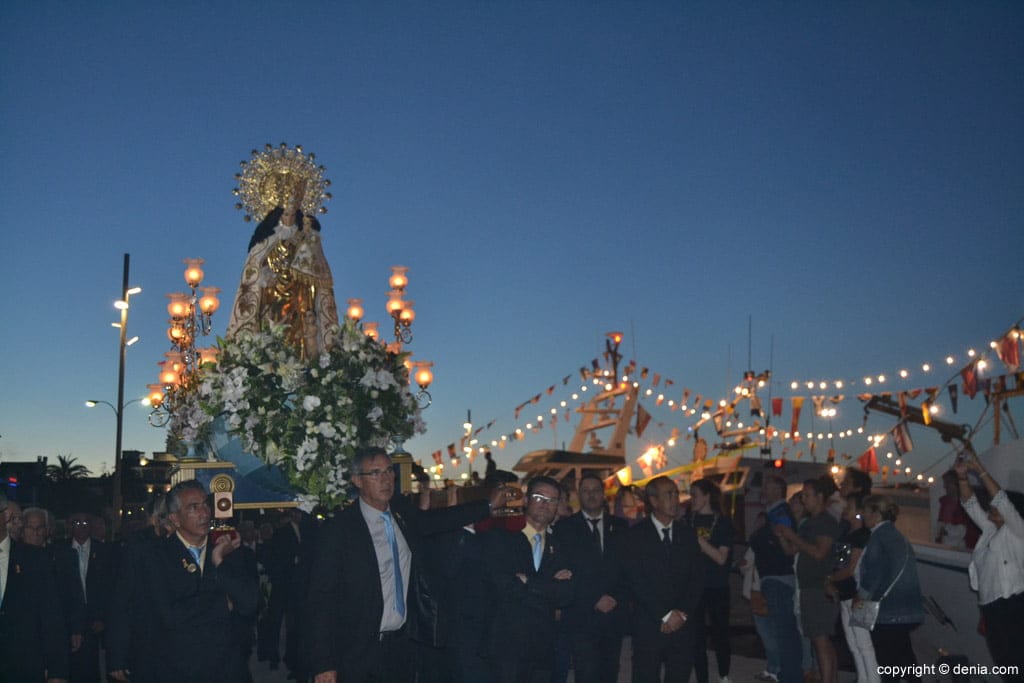 27 procesion de la mare de deu dels desemparats 2017 la virgen junto a los barcos 1