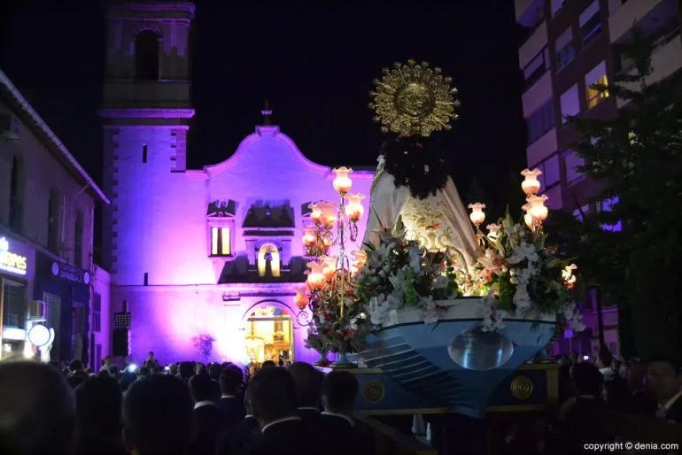 Procesión de la Mare de Déu dels Desemparats 2017 - la Virgen frente a la iglesia