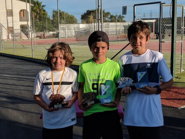 adria marti junto a maximo luna y stivan velichkov