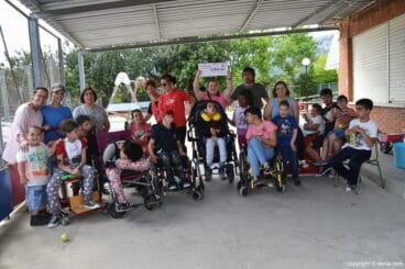 alumnos del raquel paya con el cheque de la carrera solidaria