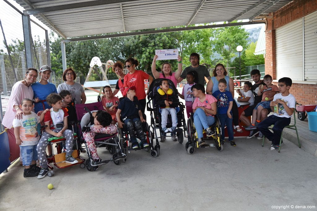 alumnos del raquel paya con el cheque de la carrera solidaria