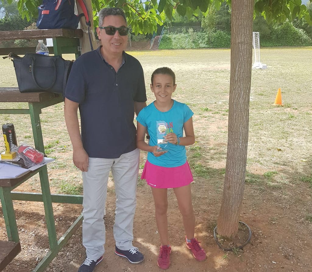 Angela Contrí conquistó el 'Torneo Tecnifibre Canals' 1 angela contri con su trofeo