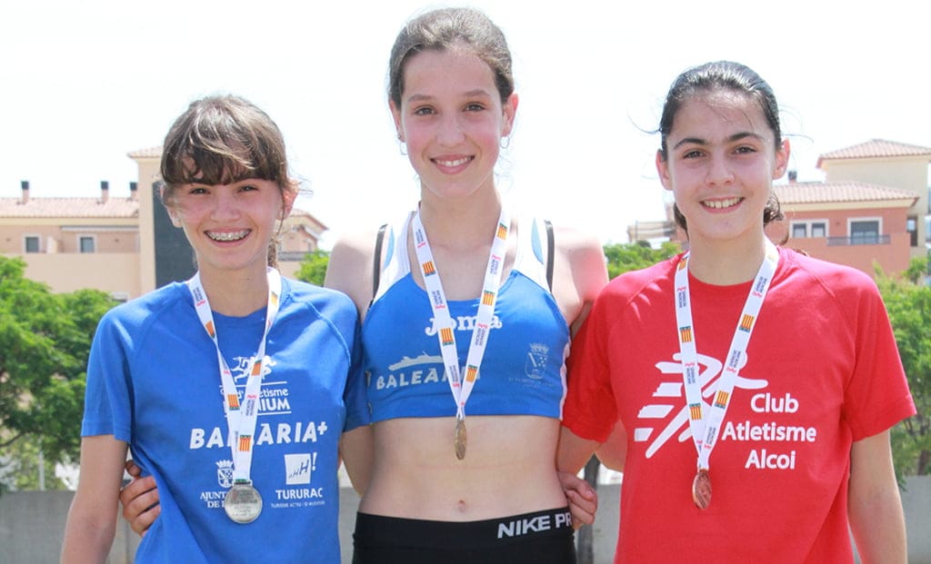 angela molto y leire bisquert en el podio de 600 metros