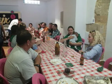 Asistentes a la comida italiana de Baix la Mar
