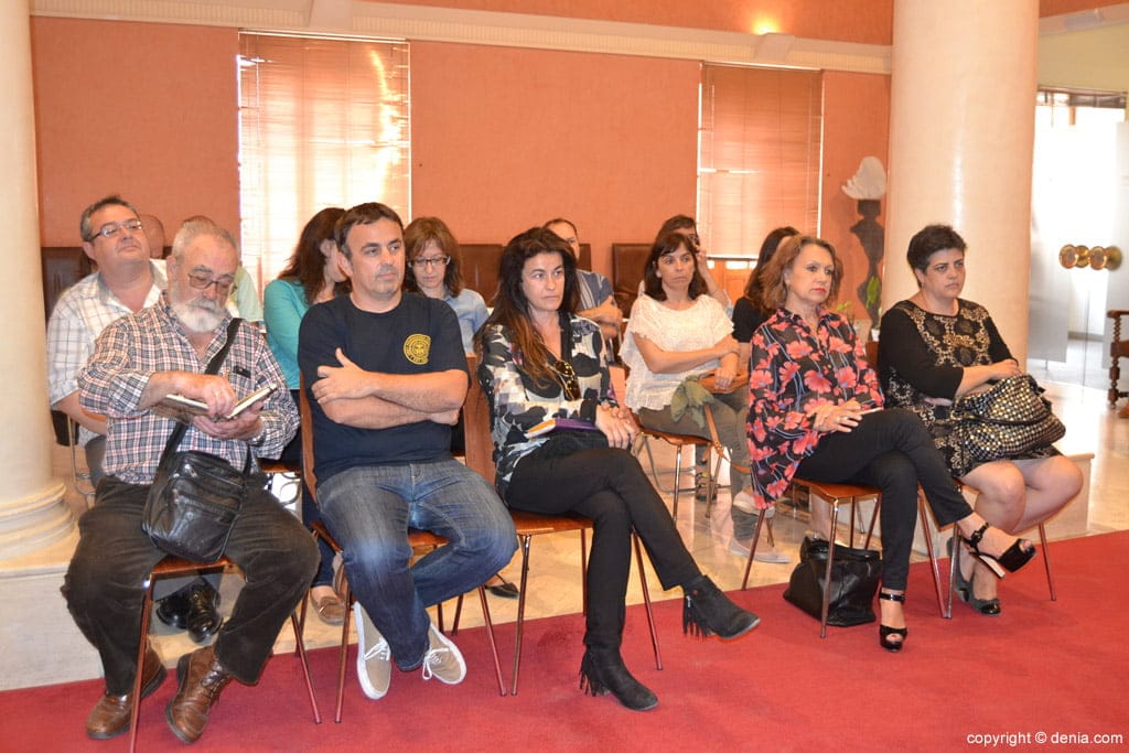 asistentes a la presentacion de la web de la mesa del empleo de denia