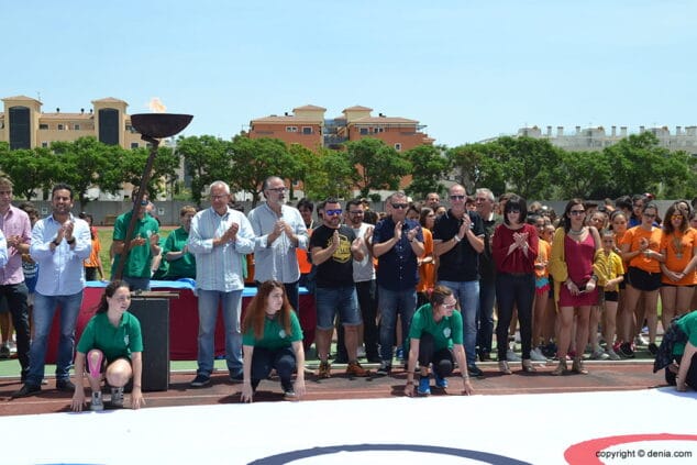 autoridades en el ceremonia de clausura