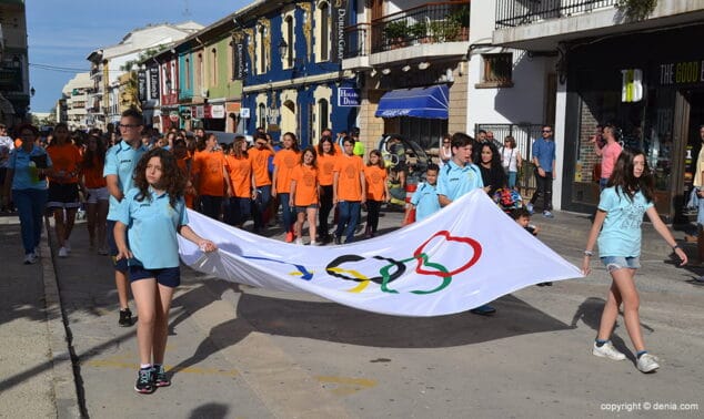 bandera olimpica en la calle la mar