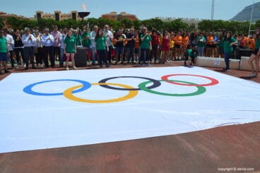 Bandera Olímpica sobre la pista de atletismo