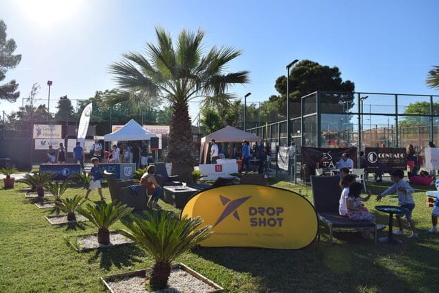 buen ambiente alrededor de las pista de padel