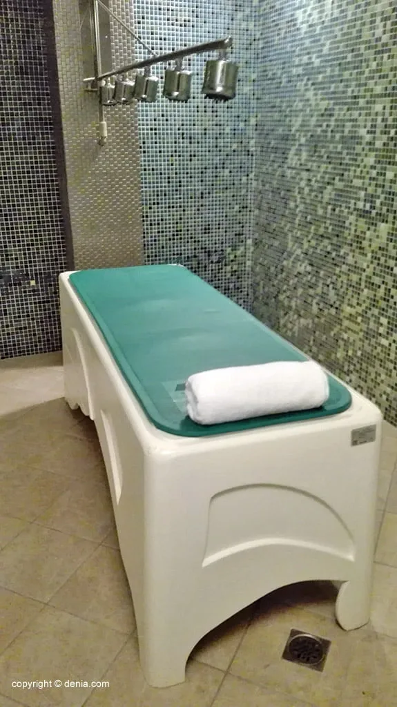 Camilla en la ducha vichi Spa Daniya Denia