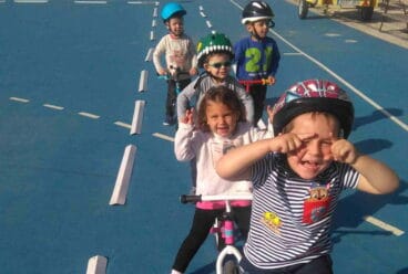 campana de la bicicleta entre escolares