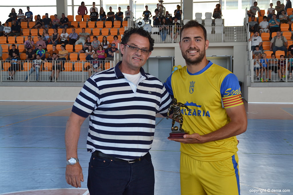 Carlos Melchor con Blai entregando el trofeo al jugador más regular