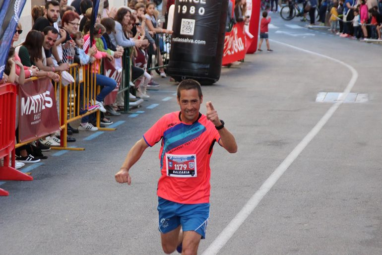 Carlos Sánchez crossing the finish line
